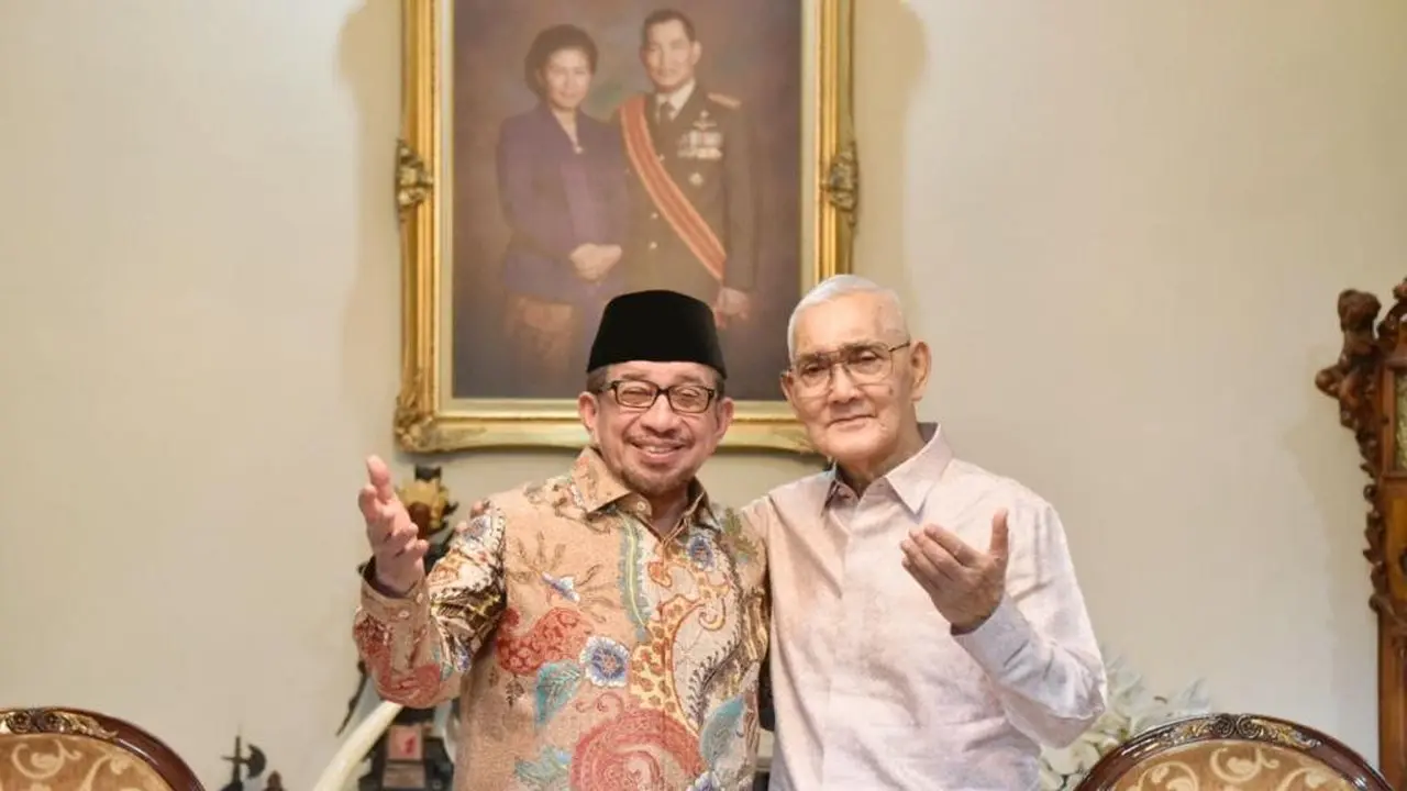 Ketua Majelis Syura Partai Keadilan Sejahtera (PKS) Salim Segaf Al Jufri menemui Wakil Presiden ke-6 RI Jenderal (Purn) TNI Try Sutrisno, di kediamannya, Jakarta, Senin (13/12/2021).