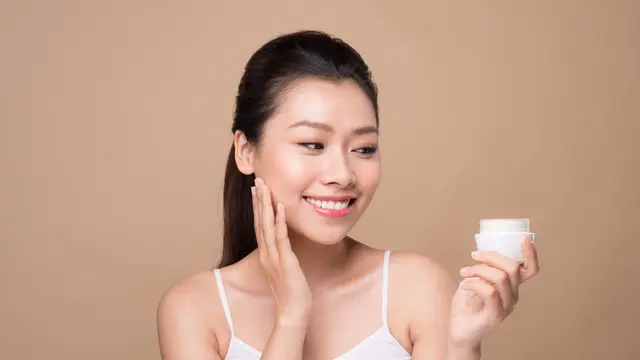 Baru Mulai Rutin Menggunakan Skincare di Usia 30 Tahun, Terlambat Nggak Sih?