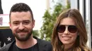 Personel boyband NSYNC Justin Timberlake berfoto bersama Jessica Biel saat menghadiri upacara penerimaan Hollywood Walk of Fame di Los Angeles (30/4). (Jordan Strauss / Invision / AP)