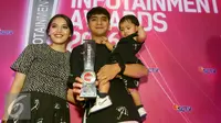 Ricky Harun berpose bersama istri, Herfiza Novianti dan putrinya, Mikaila Akyza Pratama. Ricky Harun raih penghargaan Gorgeus Dad di Infotainment Awards 2016. [Foto: Herman Zakharia/Liputan6.com]