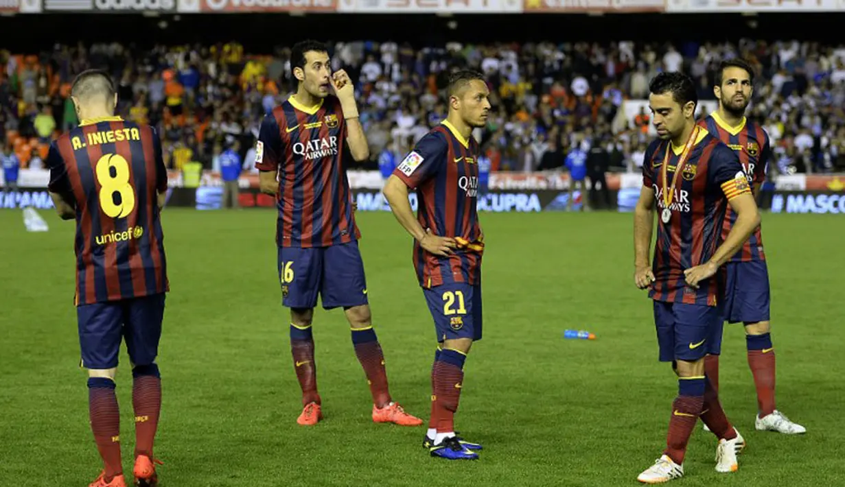 Para pemain Barcelona tidak kuasa menahan kekecewaannya usai dikalahkan seteru abadi mereka, Real Madrid 1-2 di final Piala Raja, di stadion Mestalla, Valencia (17/4/2014). (AFP PHOTO/LLUIS GENE)