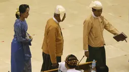 Pimpinan Liga Nasional untuk Demokrasi, Aung San Suu Kyi menghadiri pelantikan Presiden Myanmar Htin Kyaw di Naypyidaw, Rabu (30/3). Pelantikan Kyaw menandai berakhirnya kekuasaan militer dan dimulainya pemerintahan murni sipil. (REUTERS/Soe Zeya Tun)