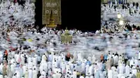 Ribuan umat muslim melakukan Tawaf saat melaksanakan Ibadah Umrah di Masjidil Haram, Mekkah, Jumat (15/10) dini hari. Menjelang pelaksanaan Ibadah Haji, jutaan umat muslim mulai berdatangan.(Antara)