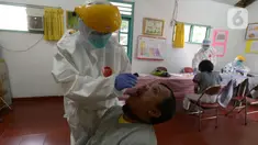 Tim medis Puskesmas Kecamatan Pulogadung melakukan swab tes (usap tes) pedagang pasar Burung Cipinang Kebembem, Jakarta, Jumat (19/6/2020). Sebanyak 82 orang yang mengikuti pemeriksaan swab tes dilakukan untuk memutus rantai penularan virus Corona (COVID-19). (merdeka.com/Imam Buhori)