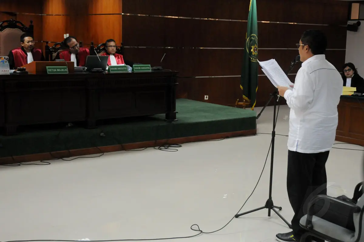 Berdiri, Anas Bacakan Pleidoi Setebal 80 Halaman