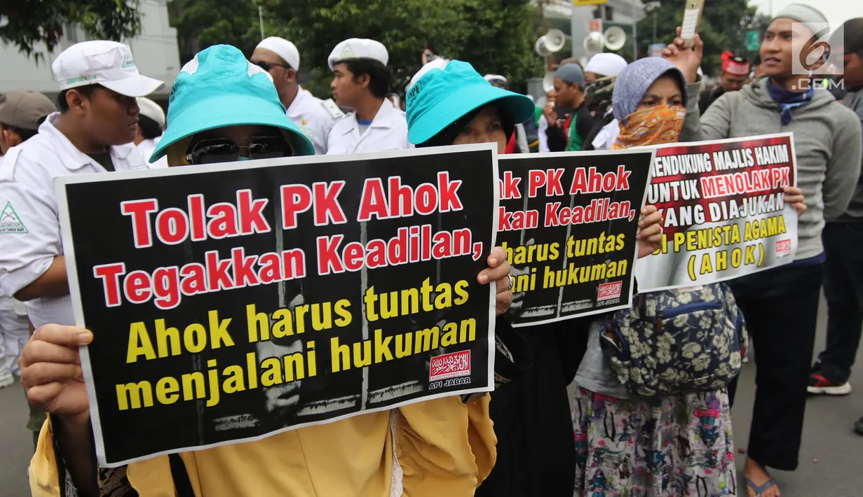 Momen saat massa yang tergabung dalam Aliansi Pergerakan Islam (API) melakukan aksi di depan PN Jakarta Utara, Senin (26/2). Mereka menolak peninjauan Kembali (PK) yang diajukan oleh Basuki Tjahaja Purnama atau Ahok. (Liputan6.com/Arya Manggala)