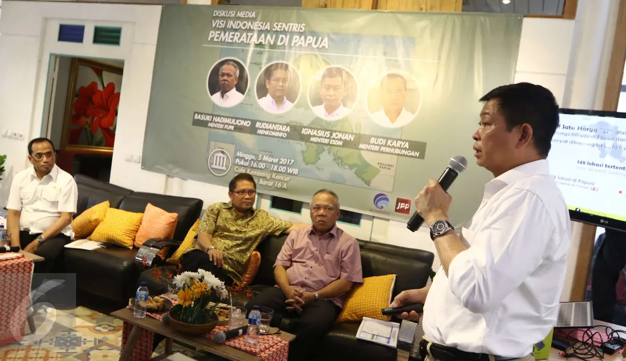 Menteri ESDM Ignasius Jonan (kanan) menyampaikan pendapatnya disaksikan Menhub Budi Karya Sumadi (kiri), Menkominfo Rudiantara (kedua kiri) dan Menteri (PUPR) Basuki Hadimuljono dalam diskusi media di Jakarta, Minggu (5/3). (Liputan6.com/Helmi Afandi)