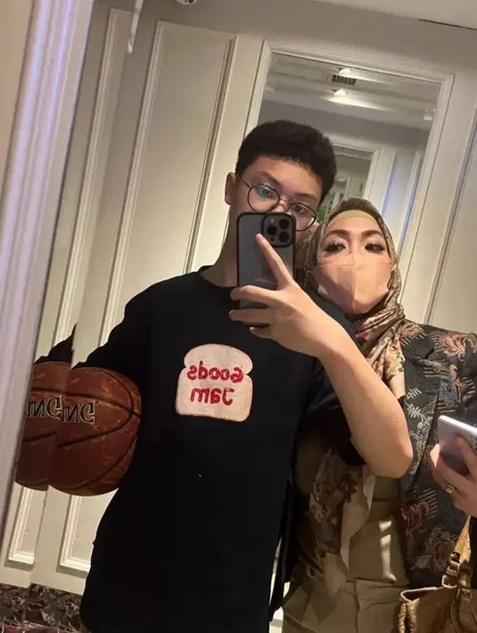 Selama masa kurungan sang ibu, Keanu dirawat oleh sopir yang bernama Ignatius.(instagram.com/keanu_massaid)