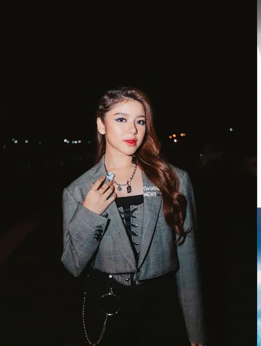 Tampil dengan gaya rock and roll, Tiara Andini jadikan korset sebagai inner. Dipadukan dengan cropped blazer yang senada, skinny pants, dan aksesori rantai. [instagram/tiaraandini]