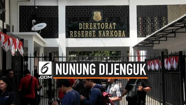 Sejumlah pelawak senior menjenguk Nunung di rumah tahanan Polda Metro Jaya. Polo, Tessy dan Tarzan datang secara terpisah hari Selasa (23/7) siang.