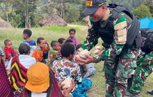 Pererat Hubungan, TNI Lanny Jaya Berikan Makanan Bergizi ke Ratusan Warga Papua Pegunungan