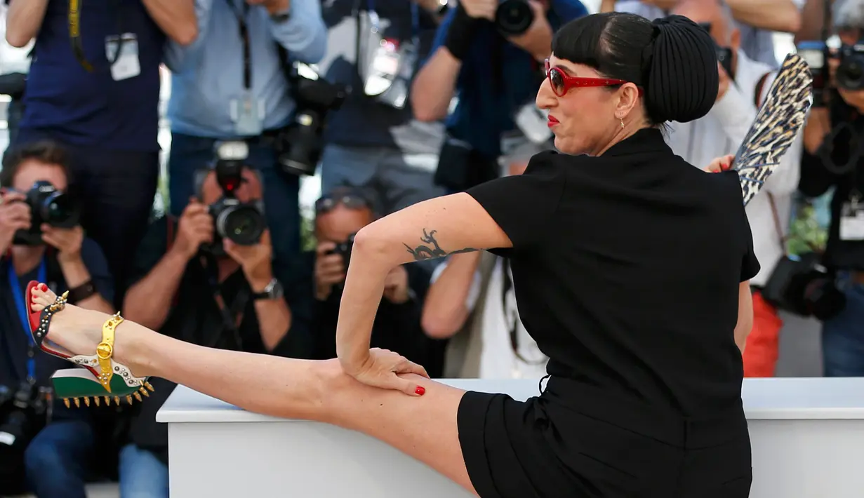 Aktris Rossy De Palma menaikan kakinya ke meja saat sesi pemotretan untuk film "Julieta" dalam kompetisi di Festival Film Cannes ke-69 di Cannes, Prancis, 17 Mei 2016. (REUTERS / Yves Herman)