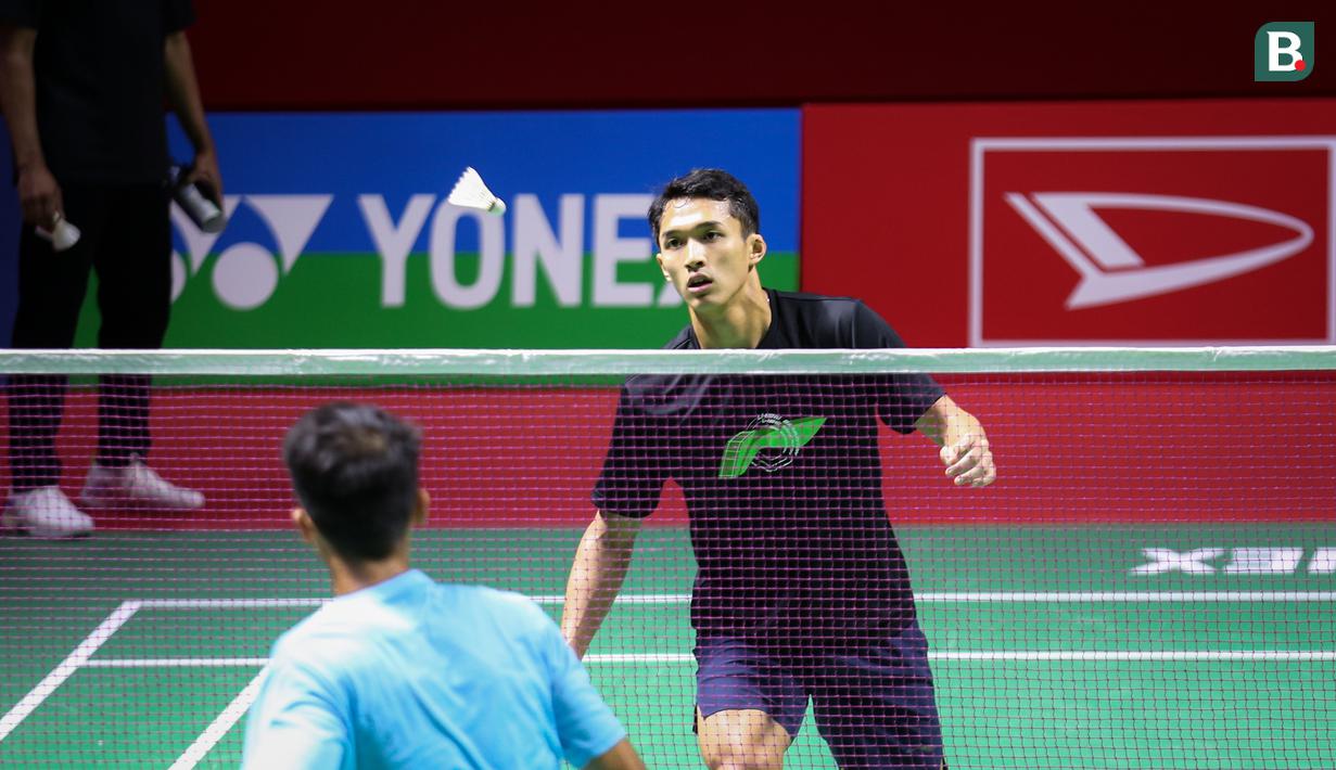 Pebulutangkis tunggal putra Indonesia, Jonatan Christie saat melakukan latihan menjelang Indonesia Masters 2023 yang berlangsung di Istora Senayan, Jakarta, Senin (23/01/2023). (Bola.com/Bagaskara Lazuardi)