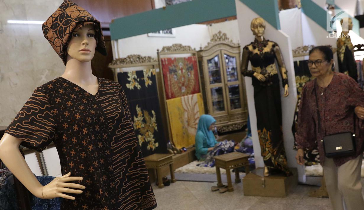 Pengunjung melihat-lihat stand pameran Gelar Kain Unggulan Nusantara di Jakarta Convention Center, Jumat (27/9/2019). Ratusan model kain dipamerkan dalam Gelar Kain Unggulan Nusantara yang berlangsung hingga Minggu, 29 September mendatang. (Liputan6.com/Helmi Fithriansyah)