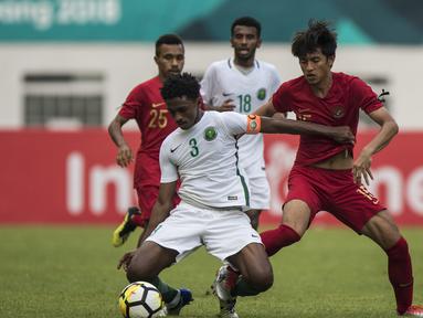 Striker Timnas Indonesia, Hanis Saghara, berusaha merebut bola saat melawan Arab Saudi pada laga persahabatan di Stadion Wibawa Mukti, Jawa Barat, Rabu (10/10/2018). Indonesia kalah 1-2 dari Arab Saudi. (Bola.com/Vitalis Yogi Trisna)