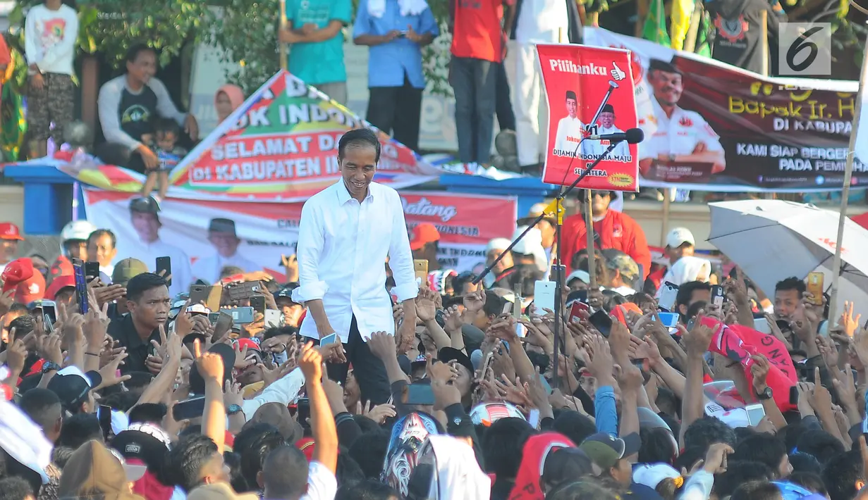 Capres 01 Joko Widodo menyapa warga saat kampanye terbuka di Indramayu, Jawa Barat, Jumat (5/4). Dalam sambutannya Jokowi berjanji menjaga Indramayu sebagai lumbung padi nasional. (Liputan6.com/Angga Yuniar)
