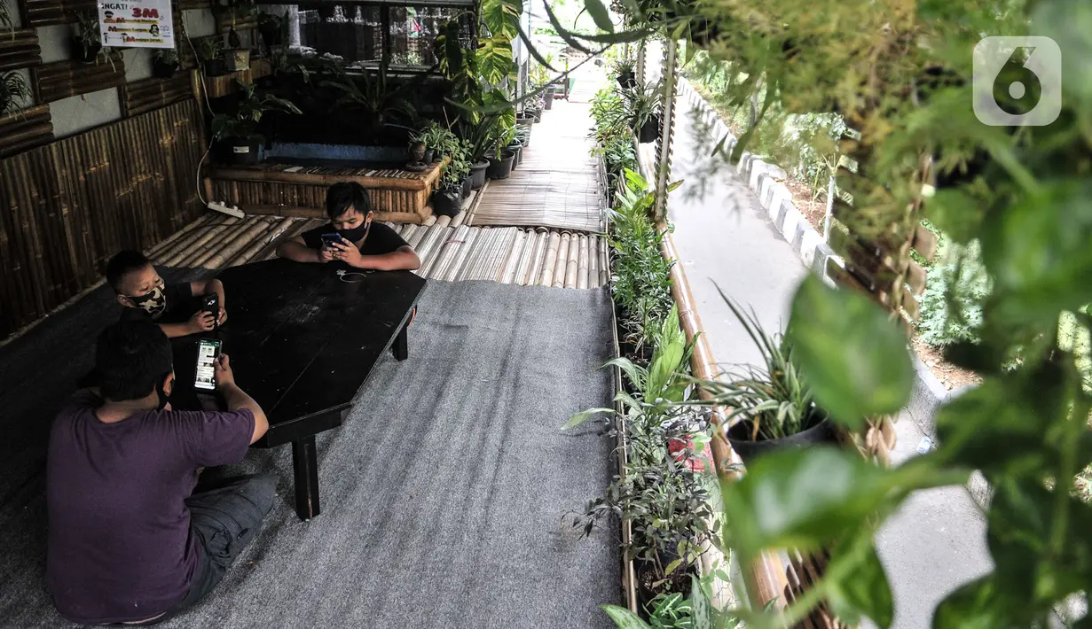 Sejumlah siswa menggunakan jaringan JakWiFi saat mengikuti kegiatan PJJ di Rumah Diskusi RT 007/008 Cipinang Besar Utara, Jakarta, Selasa (8/9/2020). Pemerintah Provinsi DKI Jakarta mengklaim telah menyediakan 4.956 titik jaringan JakWiFi di lima wilayah administrasi. (merdeka.com/Iqbal S. Nugroho)