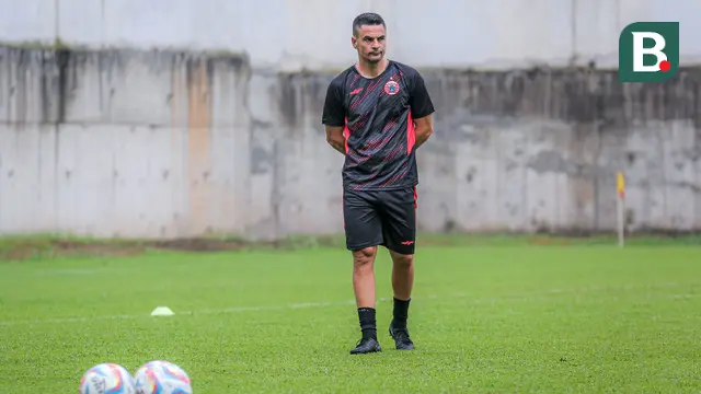 Foto: Pelatih Baru Carlos Pena Pimpin Langsung Latihan Perdana Persija Jakarta