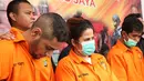 Saat penangkapan M, polisi menemukan sabu seberat 0,38 gram di celananya. Sementara, dikamar D ditemukan barang bukti, diantara sabu, 3 kantong berisi plastik klip kosong, 1 buah timbangan elektrik, dan lainnya. (Bambang E Ros/Bintang.com)