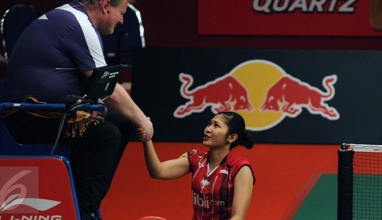 Pebulutangkis tunggal Putri Indonesia, Lindaweni Fanetri menyalam wasit usai berlaga melawan Tai Tzu Ying (China Taipei) di Total BWF World Championships di Jakarta, Jumat (14/8/2015). Lindaweni unggul 14-21 22-20 21-12. (Liputan6.com/Helmi Fithriansyah)