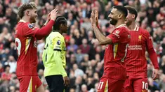 Pemain depan Liverpool, Mohamed Salah (ketiga kiri) merayakan gol bersama Harvey Elliott pada pekan ke-28 Premier League musim 2024/2025 saat melawan Southampton di Stadion Anfield, Inggris pada 8 Maret 2025. (Paul ELLIS/AFP)