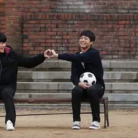 Kisah persahabatan di serial "Reply 1988" begitu kental dan hangat. Persahabatan yang dalam pun terjadi antara Kim Jung Hwan (Ryu Jun Yeol) dan Choi Taek (Park Bo Gum). Meski mencintai perempuan yang sama, keduanya tetap saling menjaga dan menghormati satu sama lain. (Foto: Soompi)
