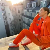 Gigi Hadid tampil stylish dengan mom jeans saat hamil muda.