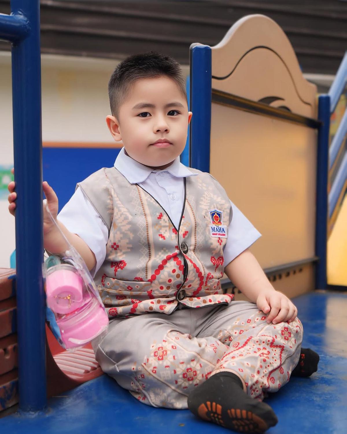 Potret Sulaiman Anak Oki Setiana Dewi Kembali Sekolah di Indonesia Setelah Pulang dari Mesir, Ceria dengan Teman-teman