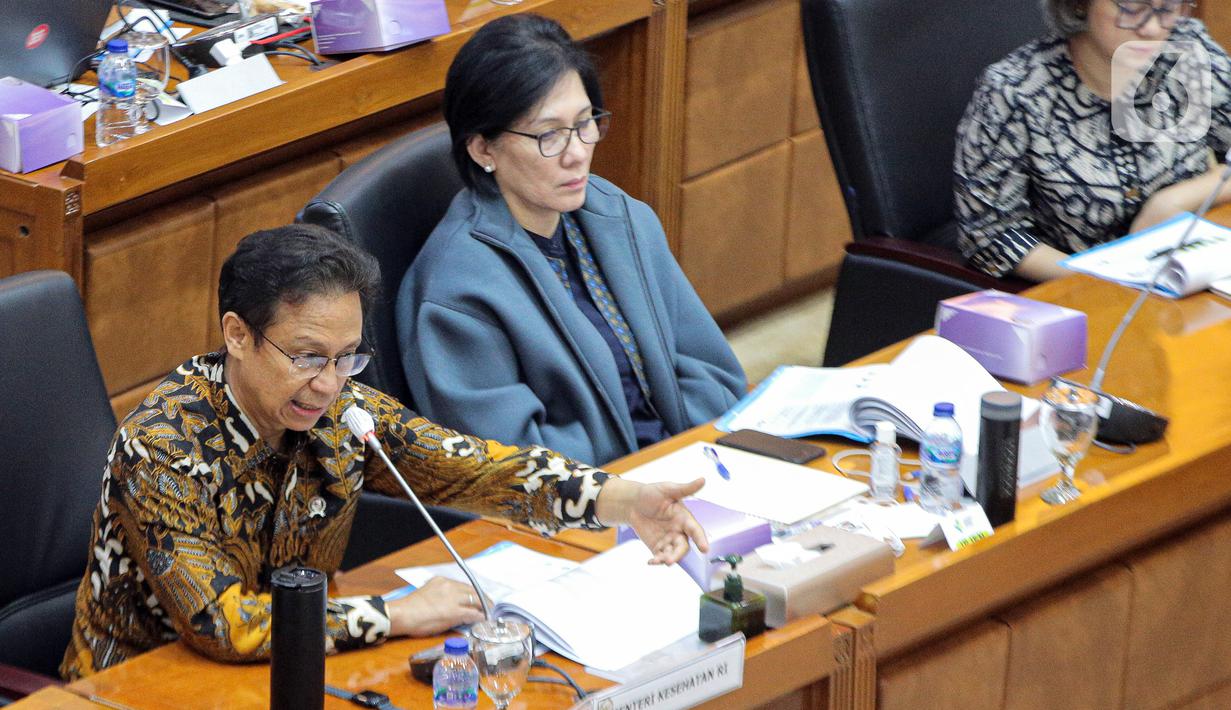 Menteri Kesehatan RI Budi Gunadi Sadikin (kiri) rapat kerja dengan Komisi IX DPR di Gedung Parlemen, Jakarta, Rabu (8/2/2023). Rapat membahas penjelasan strategi percepatan pelaksanaan transformasi kesehatan tahun 2023, strategi percepatan penanganan penyakit tidak menular dan penyakit menular dan pemenuhan tenaga dokter spesialis melalui program Academic Health System (AHS) serta peta jalan lintas sektoral terkait kemandirian obat dan alat kesehatan dalam negeri. (Liputan6.com/Faizal Fanani)