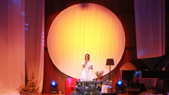 Andien dalam showcase album Dan Lalu di Soehanna Hall, SCBD, Jakarta, Jumat (29/9/2023). (Foto: Adrian Putra/Fimela)