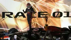 Pebalap Red Bull, Max Verstappen merayakan kemenangan setelah menjuarai balapan Formula 1 GP Bahrain 2023 yang berlangsung di Sirkuit Internasional Bahrin, Sakhir, Minggu (05/03/2023) WIB. (AP Photo/Frank Augstein)