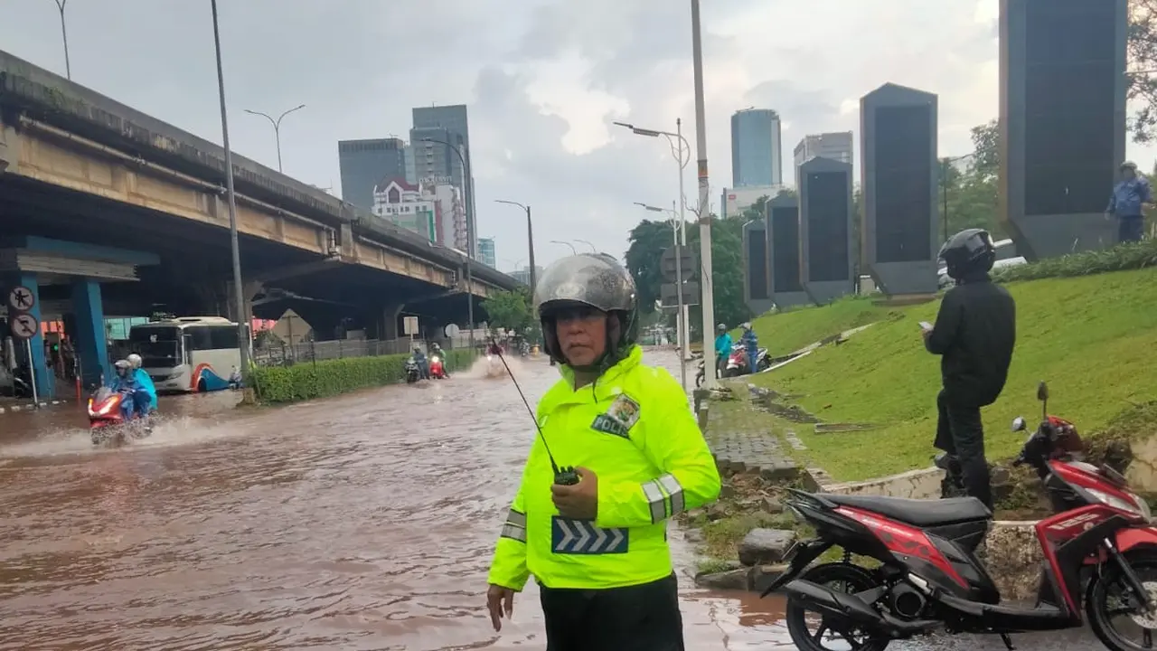 Banjir setinggi 60cm merendam Jalan TB Simatupang pada pukul 16.20 WIB.
