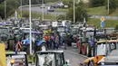 Puluhan traktor milik peternak sapi perah memblokir jalan tol atau jalan bebas hambatan saat melakukan aksi protes di Battice, Belgia, Kamis (30/7/2015). Aksi protes tersebut berkaitan dengan rendahnya harga jual susu. (REUTERS/Francois Lenoir)