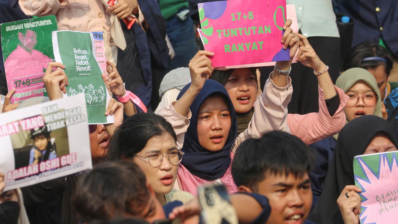 FOTO: Menagih Janji Pemerintah, Aksi Piknik Nasional Rakyat di Depan Gedung DPR