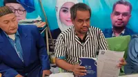 Heru Subagja menunjukkan SK pergantian sebagai ketua DPD PAN Kabupaten Cirebon karena disinyalir tegak lurus mendukung Ganjar Pranowo. Foto (Liputan6.com / Panji Prayitno)