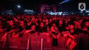 Penonton menyaksikan penampilan pada acara musik Hammersonic Festival 2023 di Carnaval Beach Ancol, Jakarta, Sabtu (18/3/2023). (Liputan6.com/Johan Tallo)