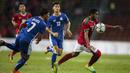 Gelandang Timnas Indonesia, Yabes Roni, melewati kepungan pemain Filipina pada laga SEA Games di Stadion Shah Alam, Selangor, Kamis (17/8/2017). Indonesia menang 3-0 atas Filipina. (Bola.com/Vitalis Yogi Trisna)