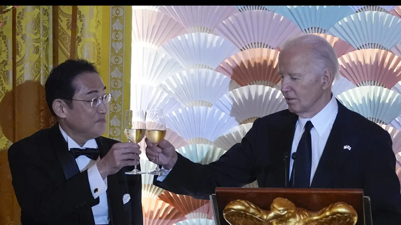 Perdana Menteri Jepang Fumio Kishida dan Presiden Amerika Serikat (AS) Joe Biden saat makan malam kenegaraan di Gedung Putih pada Rabu (10/4/2024).