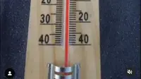 Tangkapan layar yang menunjukkan suhu hampir 0 derajat di Dataran Tinggi Dieng pada pagi hari Rabu (05/06/2024). Suhu super dingin ini disebut sebagai fenomena 'Embun Upas'. (dok. Instagram @aryadidarwanto/https://www.instagram.com/reel/C7z_DxlyVgU/?utm_source=ig_web_copy_link&igsh=MzRlODBiNWFlZA==/Rusmia Nely)
