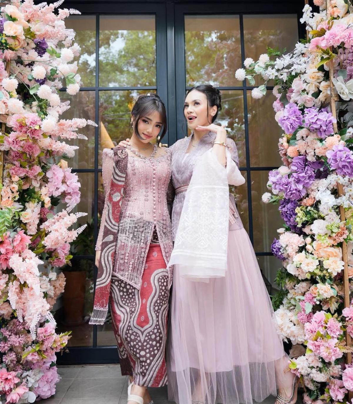 Gaya Elegan Fuji di Acara Tunangan Frans Faisal dan Indah, Kebaya Ungu Jadi Sorotan