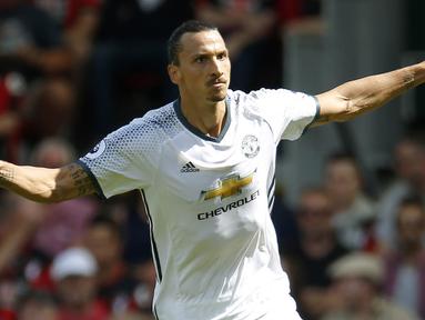 Striker Manchester United, Zlatan Ibrahimovic, merayakan gol yang dicetak ke gawang Bournemouth pada laga Liga Premier Inggris di Stadion Vitality, Bournemouth, Inggris, Minggu (14/8/2016). MU menang 3-1 atas Bournemouth. (Reuters/Andrew Couldridge)