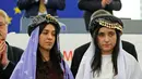 Nadia Murad Basee Taha dan Lamiya Aji Bashar menerima penghargaan Sakharov Prize 2016 dari Parlemen Eropa, Prancis, Selasa (13/12). Keduanya menjadi simbol dalam upaya melindungi suku Yazidi setelah selamat dari penyekapan ISIS. (REUTERS/Vincent Kessler)