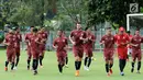 Sejumlah pemain Persija berlari kecil saat latihan resmi jelang laga Piala AFC 2018 di Lapangan A Senayan, Jakarta, Selasa (27/2). Persija akan menjamu Tampines Rovers FC pada laga grup H Piala AFC 2018, Rabu (28/2). (Liputan6.com/Helmi Fithriansyah)
