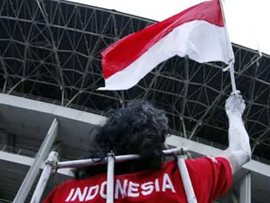Seorang suporter Timnas Indonesia sebelum memasuki Stadion Utama Gelora Bung Karno pada laga kualifikasi Piala Dunia 2014 antara Indonesia dan Turkmenistan di Jakarta, Kamis 28 Juli 2011. FOTO ANTARA/Sigid Kurniawan
