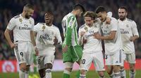 Saat itu Real Madrid tengah menghadapi tuan rumah Real Betis di pekan ke-19 Liga Spanyol 2018/2019, 13 Januari 2019. Dalam laga yang dimenangi Real Madrid 2-1 tersebut Karim Benzema mengalami patah jari kelingking tangan kanan usai duel perebutan bola dengan Marc Bartra saat laga babak pertama memasuki masa injury time. (AFP/Cristina Quicler)
