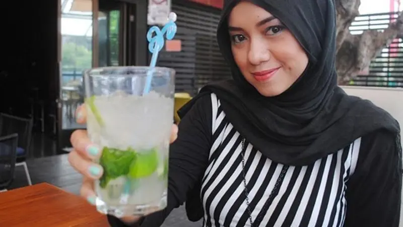 Tetap Minum 8 Gelas Air Tiap Hari Saat Puasa