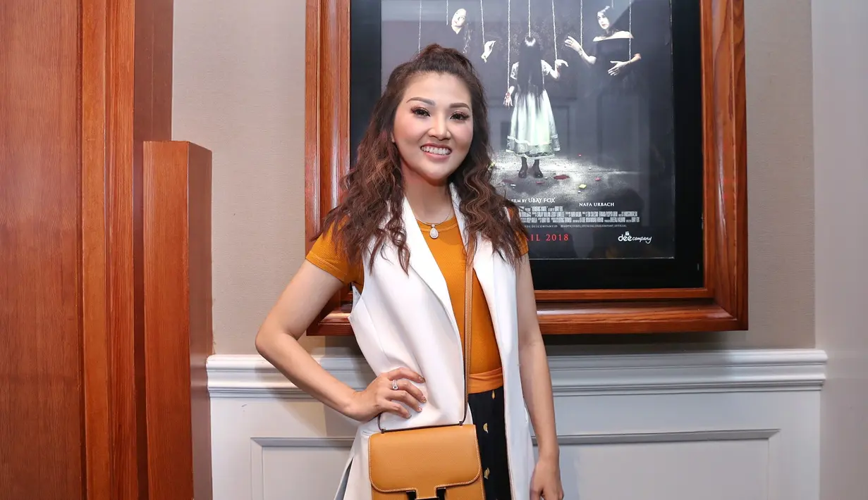 Setelah memutuskan menikah dengan presenter dan pemeran Ruben Onsu, Sarwendah Tan harus meminta izin dulu pada suaminya. Kini, setelah nikah dan mengurus anak, ia kembali bermain film. (Nurwahyunan/Bintang.com)