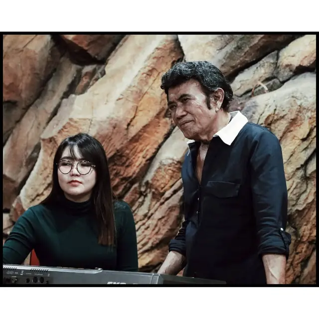 7 Potret Kebersamaan Rhoma Irama dengan Via Vallen yang Jadi Teman Duet