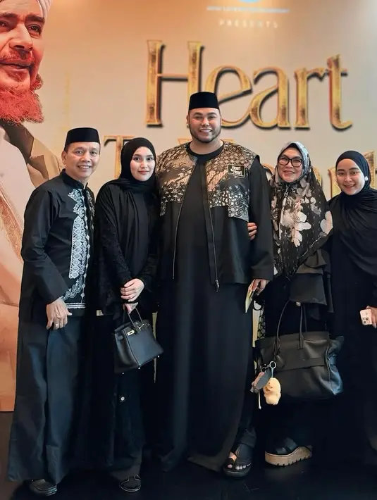Tak sendiri, Ayu pun hadir bersama ayah, ibu, dan adiknya. Keluarga ini pun tampil dengan busana serba hitam termasuk Ayu Ting Ting. [@ayutingting92]