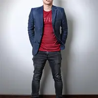 Menjadi sutradara, Ernest Prakasa banyak belajar dari buku serta banyak bertanya dengan teman yang berpengalaman. Monty Tiwa, Anggy Umbara, serta Raditya Dika menjadi pembelajaran Ernest untuk menambah pengalaman. (Febio Hernanto/Bintang.com)